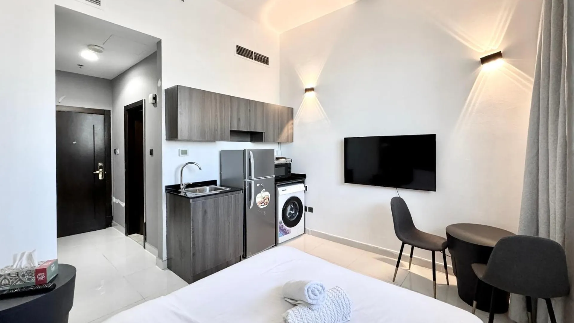 Al Manara Classic Deluxe Sheikh Zayed Studio Dubai Apartment